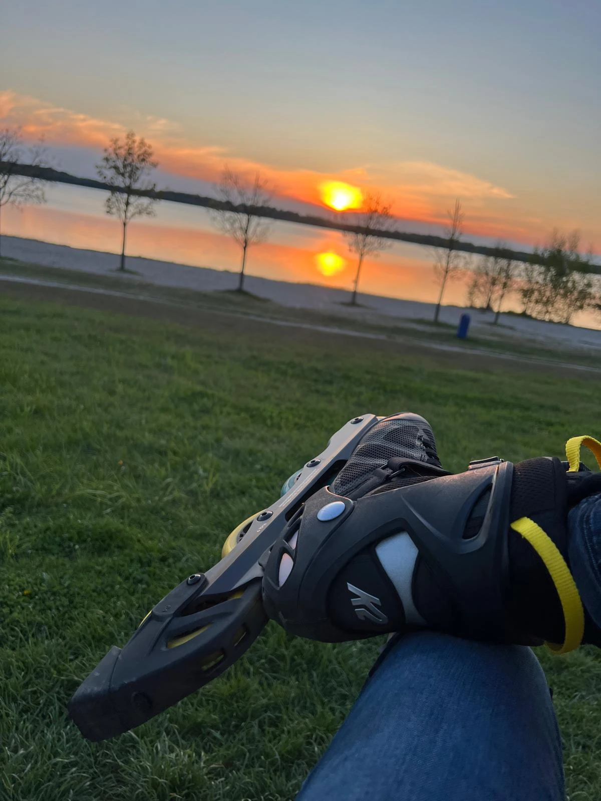 Sonnenuntergang am See mit Inlineskates