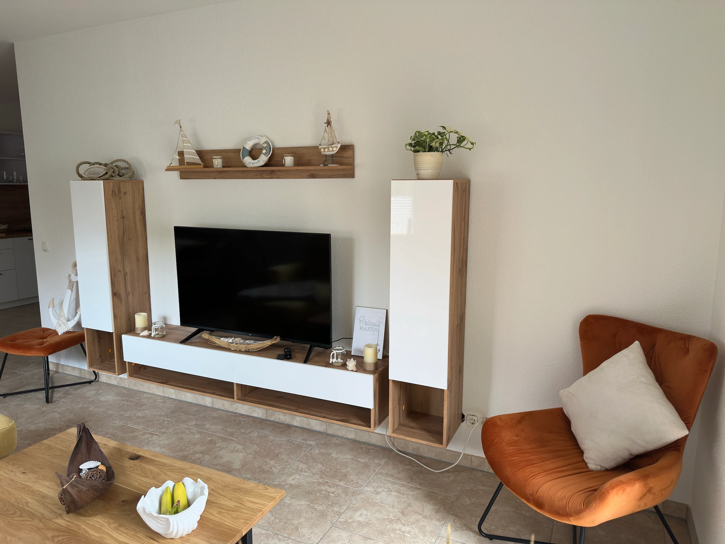 Wohnzimmer mit Sofa und TV